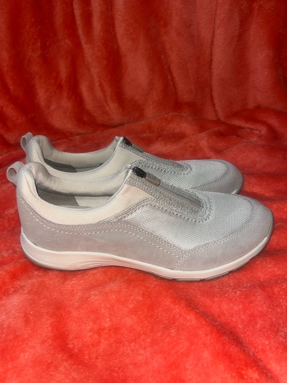 Like New Easy spirit Antigravity Women’s size 9.5 light Brown Suede and Canvas